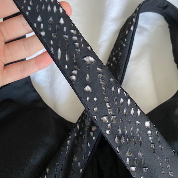 ALO YOGA BLACK PATINA LASERCUT TANK - Picture 6 of 8